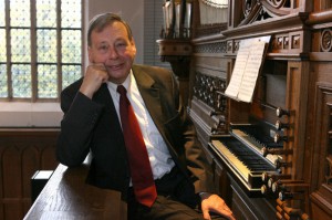 Gert Oost bij orgel Gotische zaal